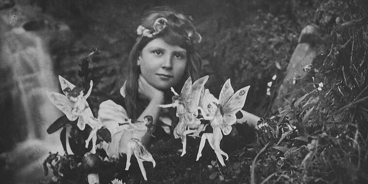 Une photographie de Frances "Alice" Griffiths (1907-1986) prise par sa cousine Elsie 'Iris' Wright (1901-1988) la montrant avec des fées (juillet 1917).